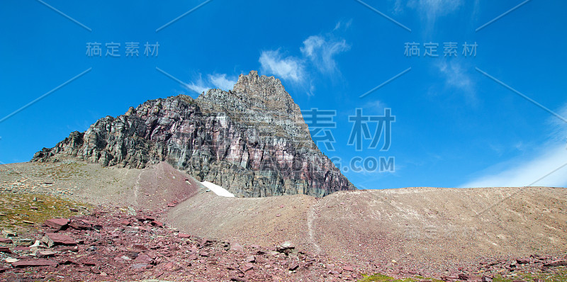 2017年美国蒙大拿州的秋季大火期间，从冰川国家公园洛根山口的隐藏湖步道上看到的克莱门特山