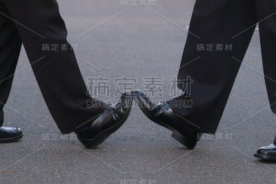 撞的脚