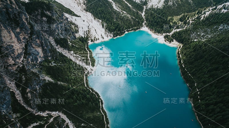 从Lago di braes可以看到美丽的风景。多洛米特最美丽的湖泊之一