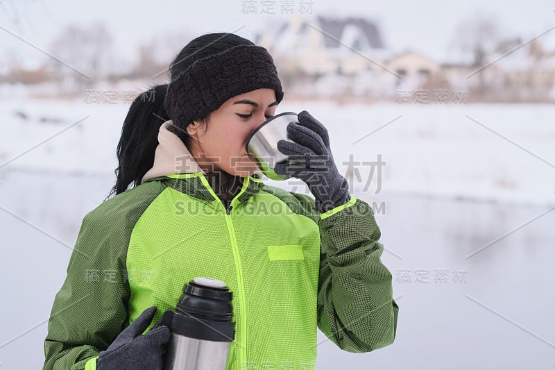 在冬天喝热茶