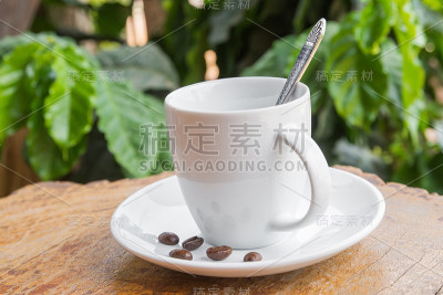 木桌上放着一杯咖啡