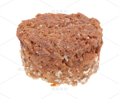 白色背景上的玉米牛肉罐头