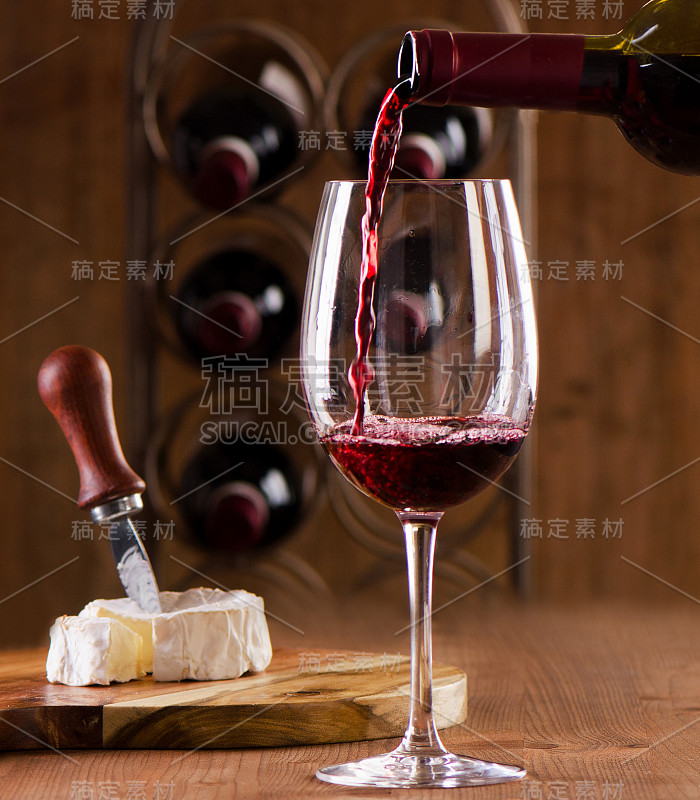 红酒倒入杯中。