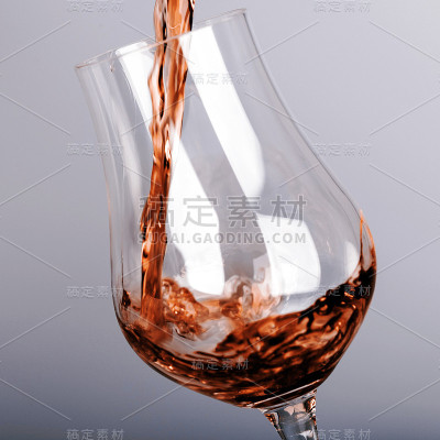 酒精饮料倒入玻璃隔离白色背景