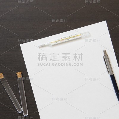 模板的白纸与钢笔，瓶子和温度计上深色文革色木制背景