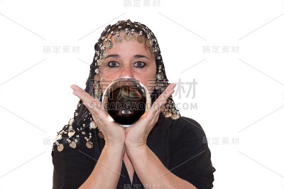 抱着水晶球的女人剪影