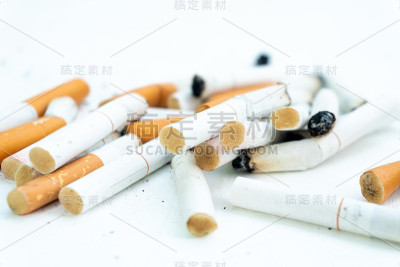 放在地板上表示停止吸烟的香烟或香烟