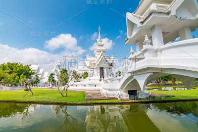 泰国清莱市的白庙(白庙)。美丽的佛教古建筑，上面有罪人的灵魂被诅咒的桥梁，通往天堂的道路。著名的旅游