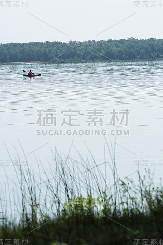 在密歇根湖上划船