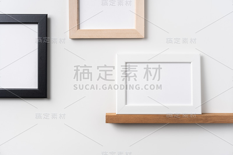 书架和墙上的黑白木纹照片