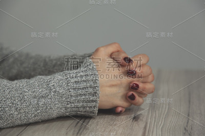 祈祷的女人的手
