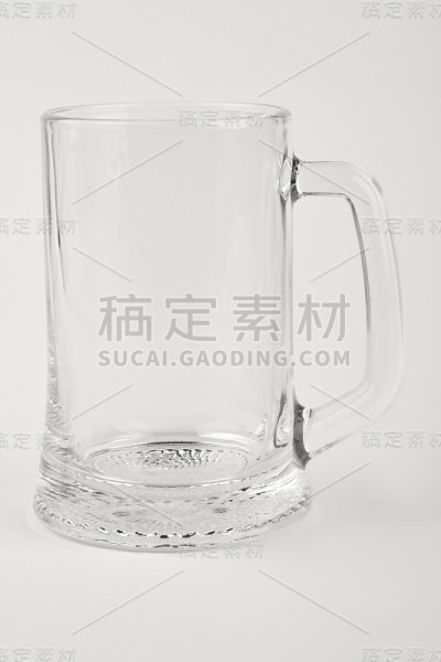 空啤酒杯隔离。