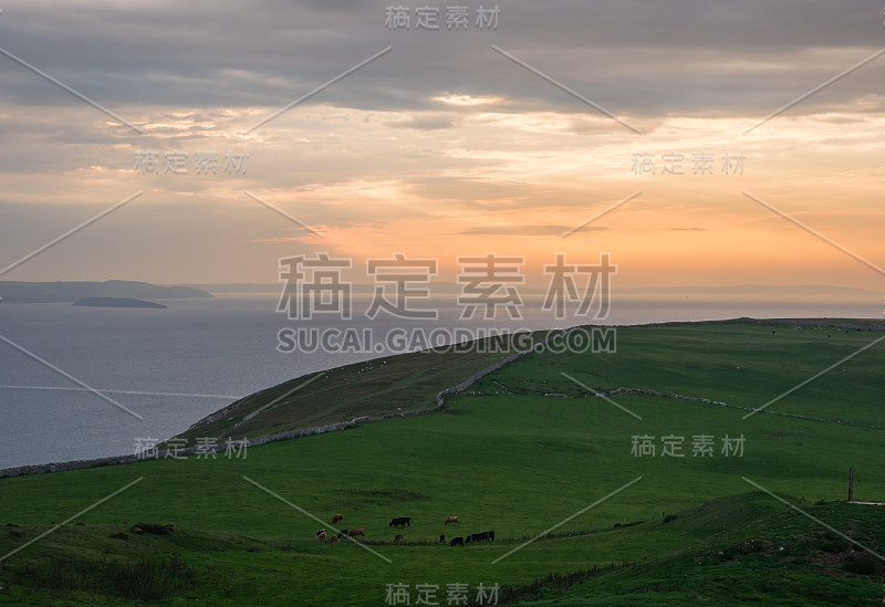 大奥姆岬海岸线上的日落