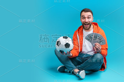 年轻英俊的大胡子男子在博彩网站上下注后庆祝胜利