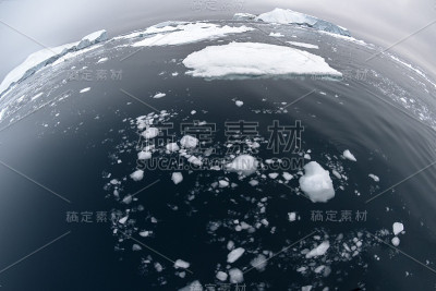格陵兰岛北冰洋上的冰山