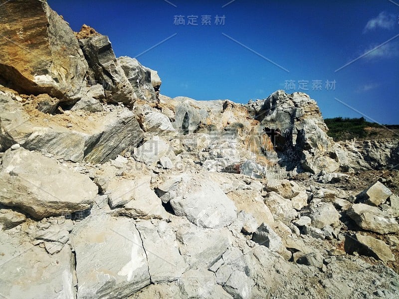 石膏和其他矿物正在开采的矿山，这一地区已开采石膏和其他