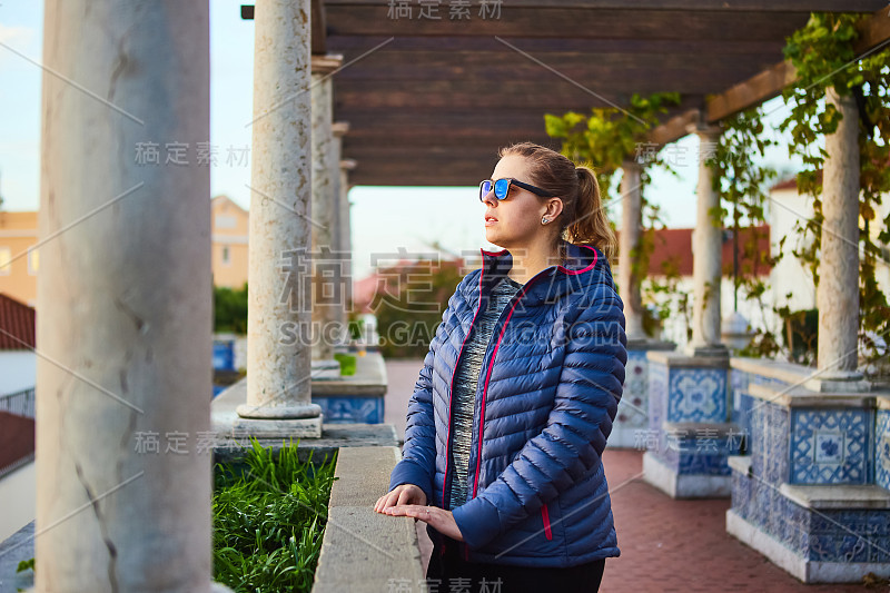 美丽的女游客从米拉杜罗圣露西亚的视角看葡萄牙里斯本的红色屋顶