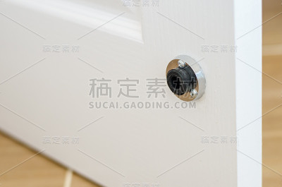 墙上的金属门挡和白色门