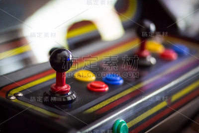 一个老式街机电子游戏的操纵杆-投币