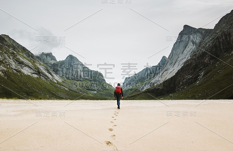 背包男子独自走在山中的沙滩上旅行，生活方式，概念，冒险，户外夏季假期在挪威野生的自然