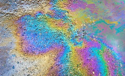 沥青上的汽油是一大片被污染的水坑。