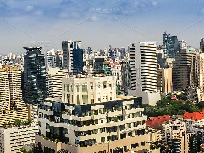 从佩彻布里路(Petchburi Road)的公寓可以看到曼谷商业区摩天大楼林立的大都市天际线