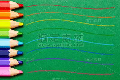 彩色的铅笔在彩色的背景上