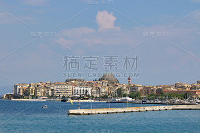 港口和古老的要塞科孚镇希腊夏季