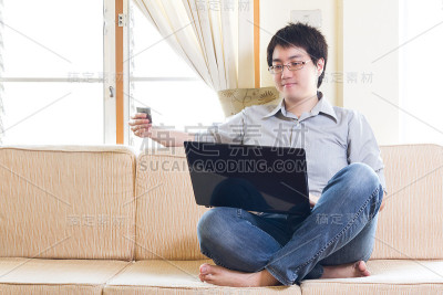 亚洲人持有信用卡，使用笔记本电脑