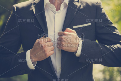 西装革履的绅士。