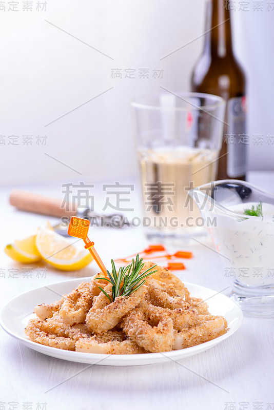 油炸鱿鱼圈与柠檬，香草和香料