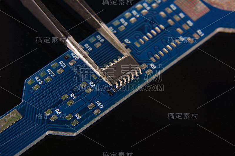 空PCB板上的微型集成电路