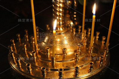 明亮的教堂蜡烛