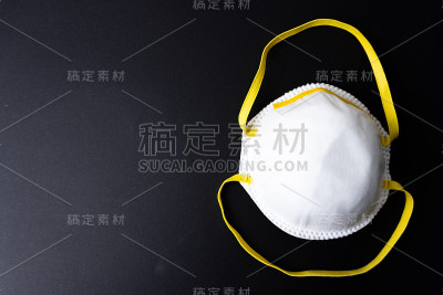 黑色背景上的白色面罩
