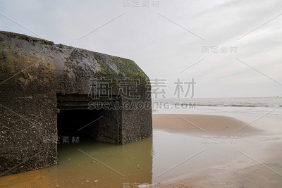 法国木屋在大西洋海岸的海水沙滩上建造木屋
