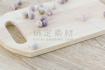 切菜板上放大蒜