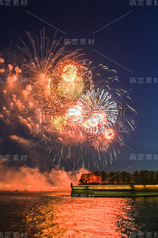 五彩缤纷的烟花飘过水面。