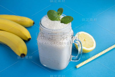 蓝色背景上的香蕉奶昔