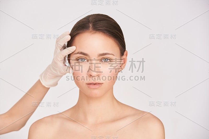 女人皮肤治疗。面部美学抗衰老分析。美容医生手套。Dermatoloy女性诊所。医院女孩肖像