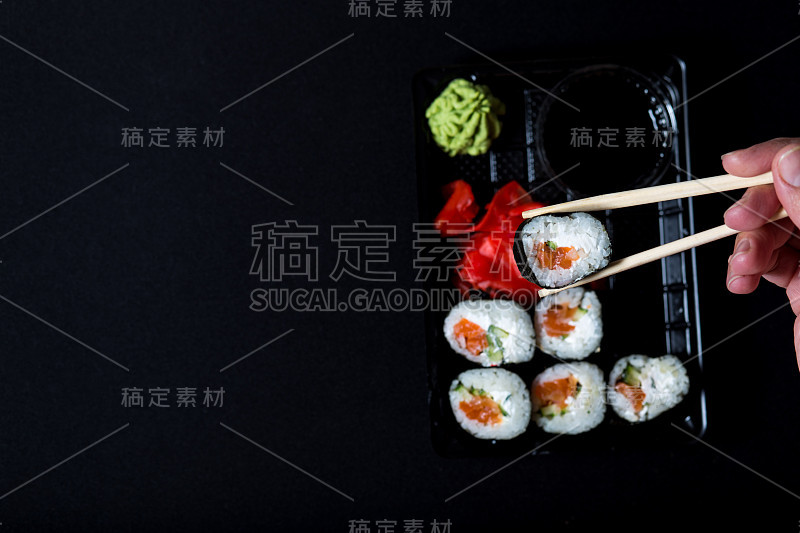 寿司配鲑鱼吃