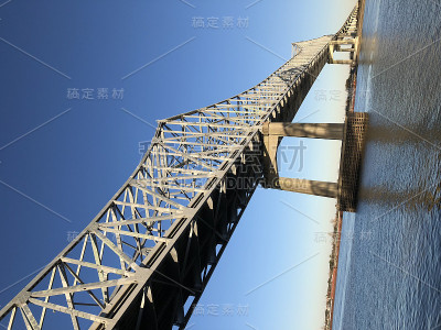 密西西比河大桥在新奥尔良，路易斯安那州-连接东岸和西岸的城市