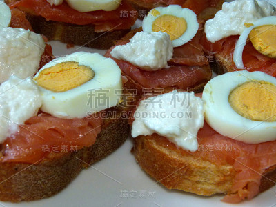 鲑鱼片，鸡蛋和辣椒