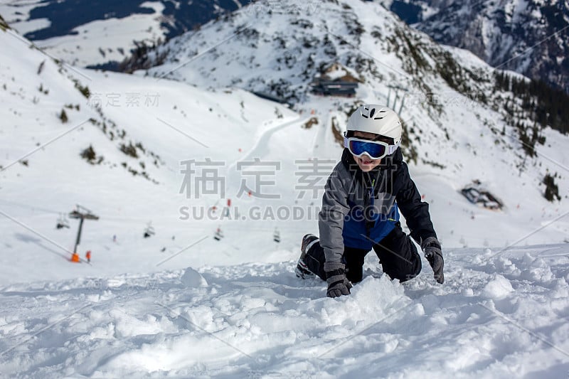 孩子，在阳光明媚的冬日滑雪场滑雪，享受大自然的运动