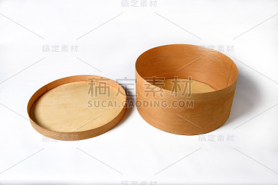 圆形木箱，包装模型孤立在白色背景上