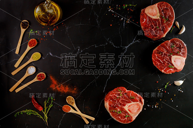 在黑色背景下，用生牛小腿和香料制作炖牛肉。前视图。