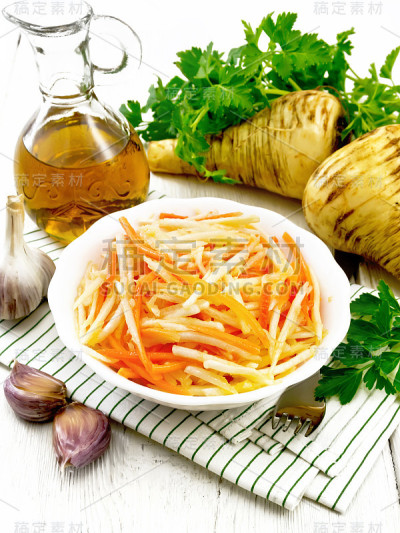 白板上的防风草和胡萝卜沙拉