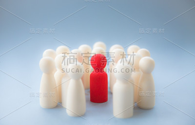 经理、老板或因与众不同而被一群人包围的人