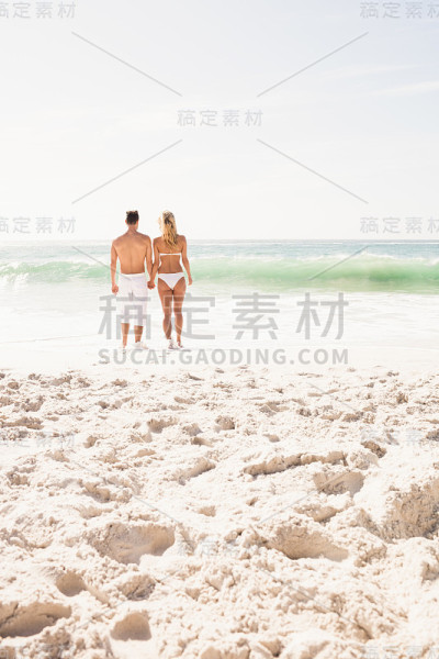 年轻夫妇手牵着手