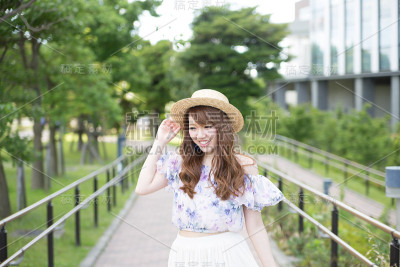 有可爱微笑的女人