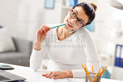 在家办公的女性